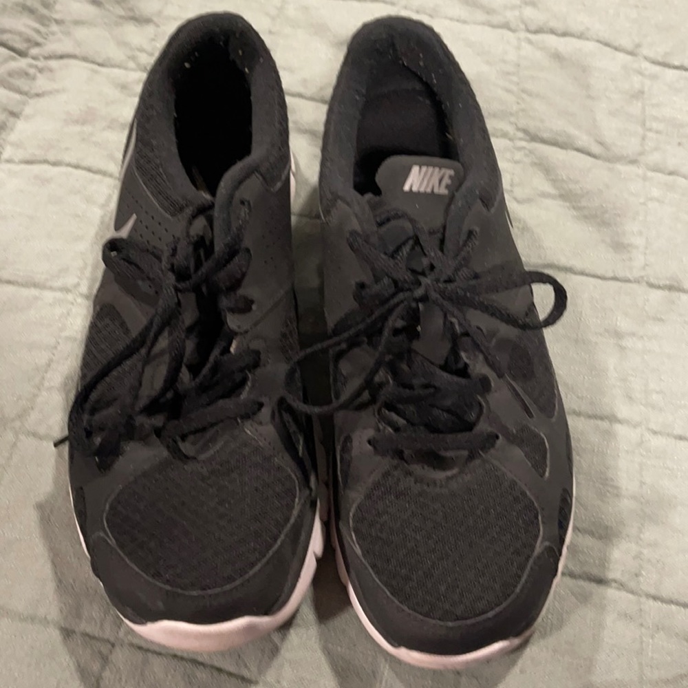 Nike tennis shoes, good condition